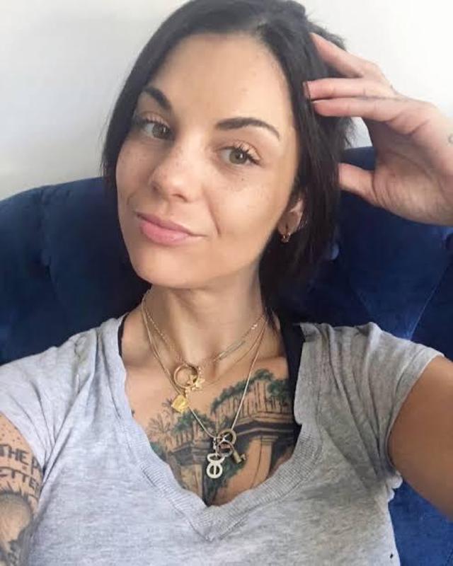 Tattooed chick looking to meet up