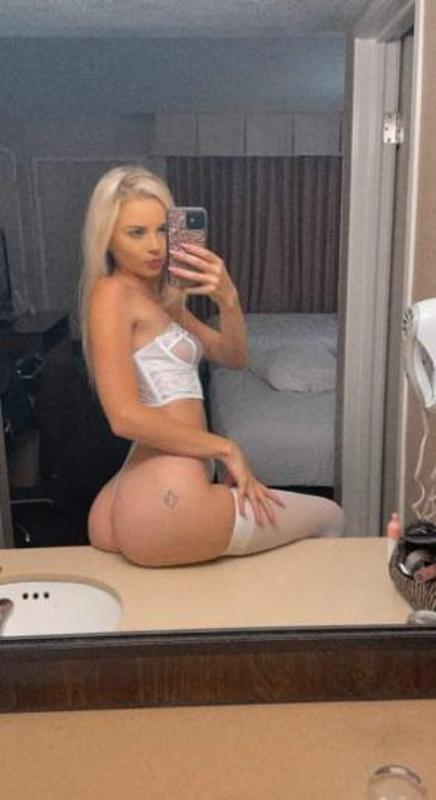 SEXYY BLONDE PLAYMATE