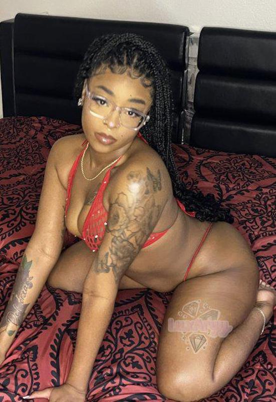 Beautiful slim thick ebony ready to show you a great time