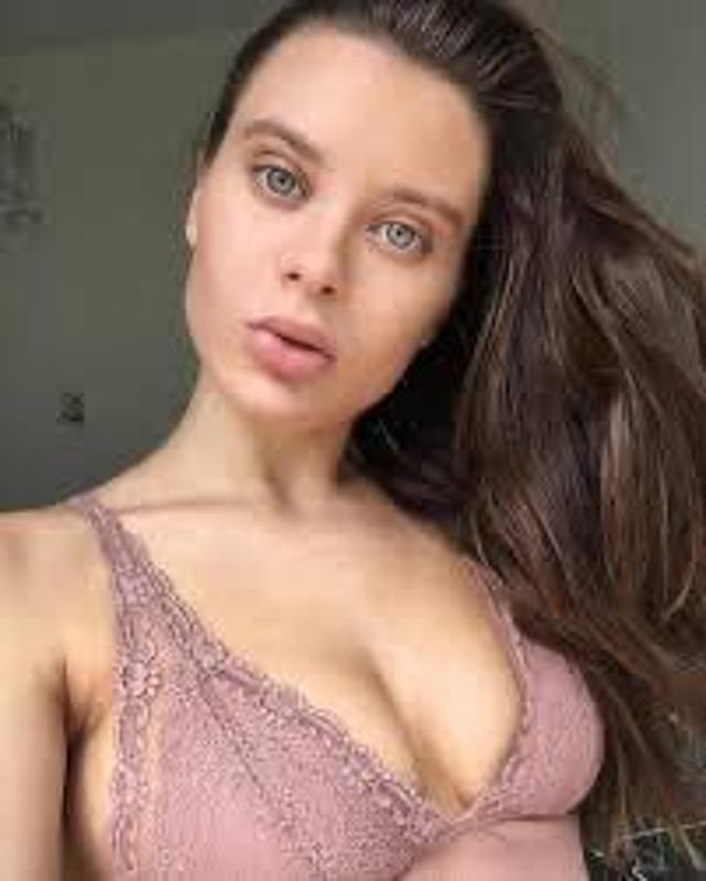 Pretty with a nice ass and titties, im tall looking Ready to fuck PIMPS come