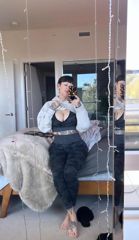 Escort available for hook up