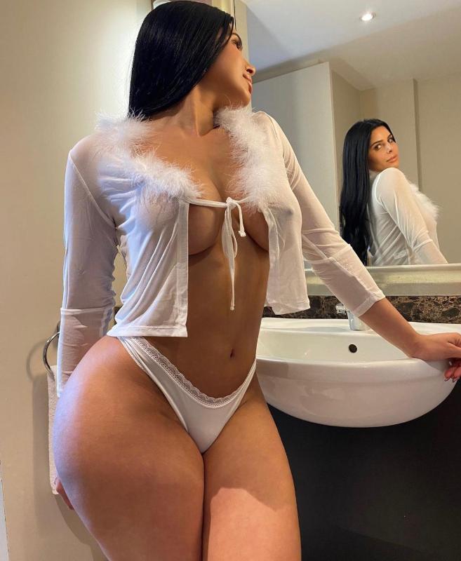 DOWN TO LINK AND CHILL⁉️ HMU ON SNAPCHAT @ lily_adrianne04 💯